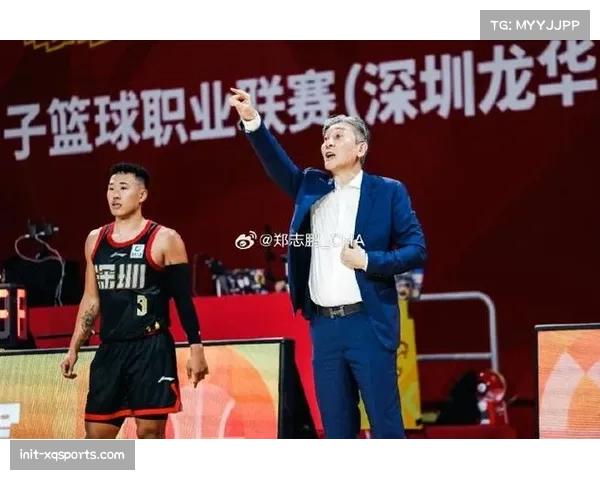 【2026年4月CBA联赛·赛中·侧记争议判罚后，深圳队主帅郑永刚与技术统计台的短暂交流